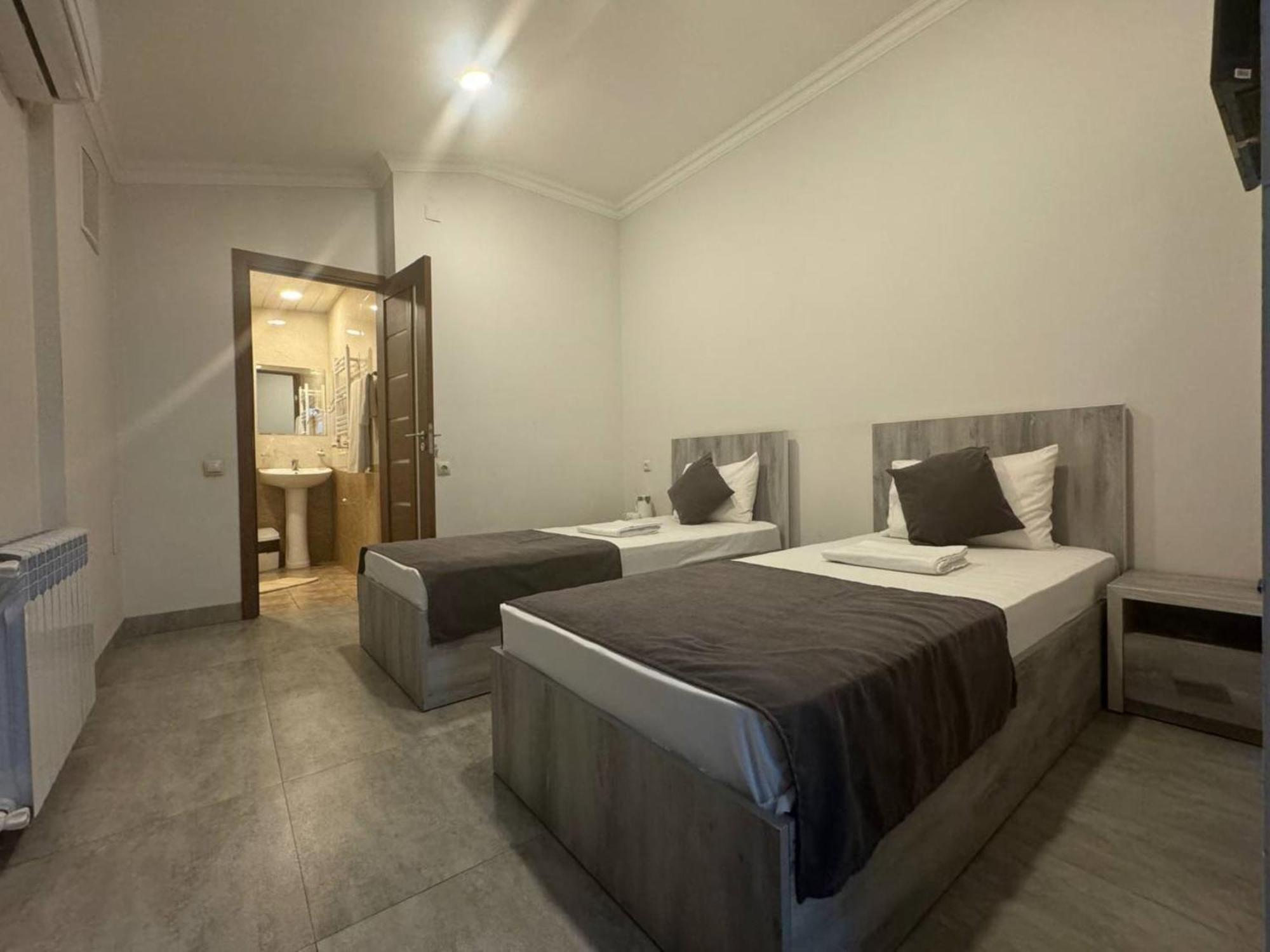 Hotel Menua 예레반 외부 사진
